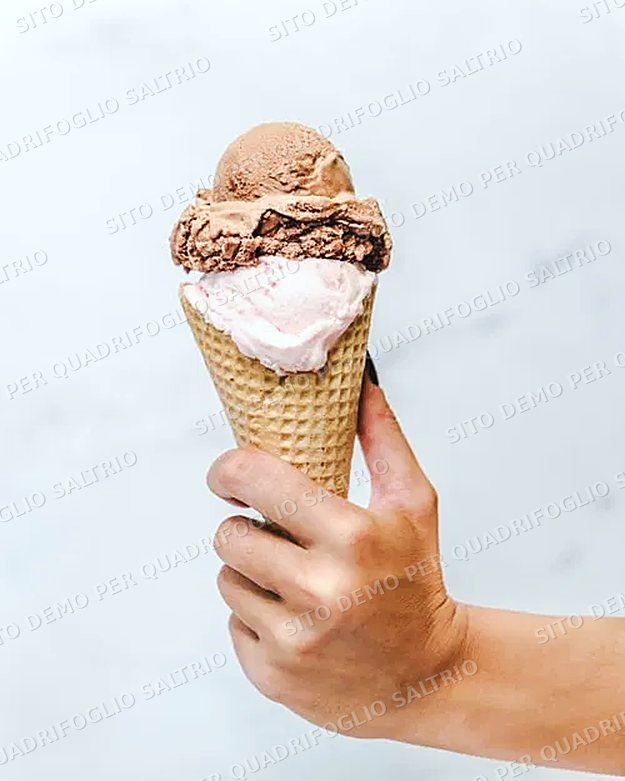 Cono con gelato al cioccolato e fragola