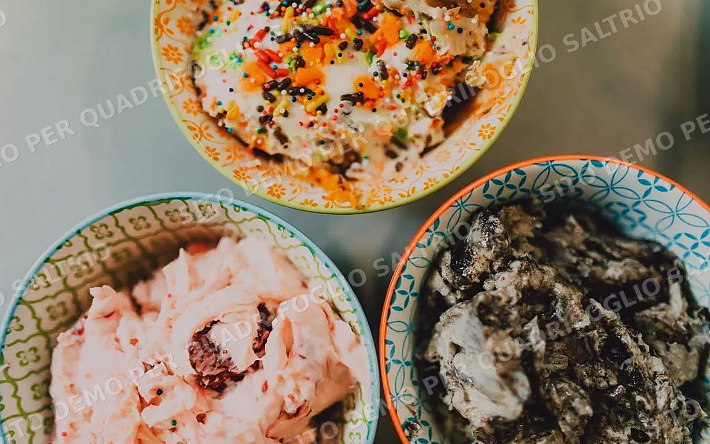 Tre coppette di gelato viste dall'alto